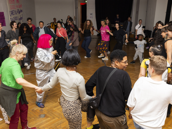 Menschen tanzen zusammen bei IZRAA Performance